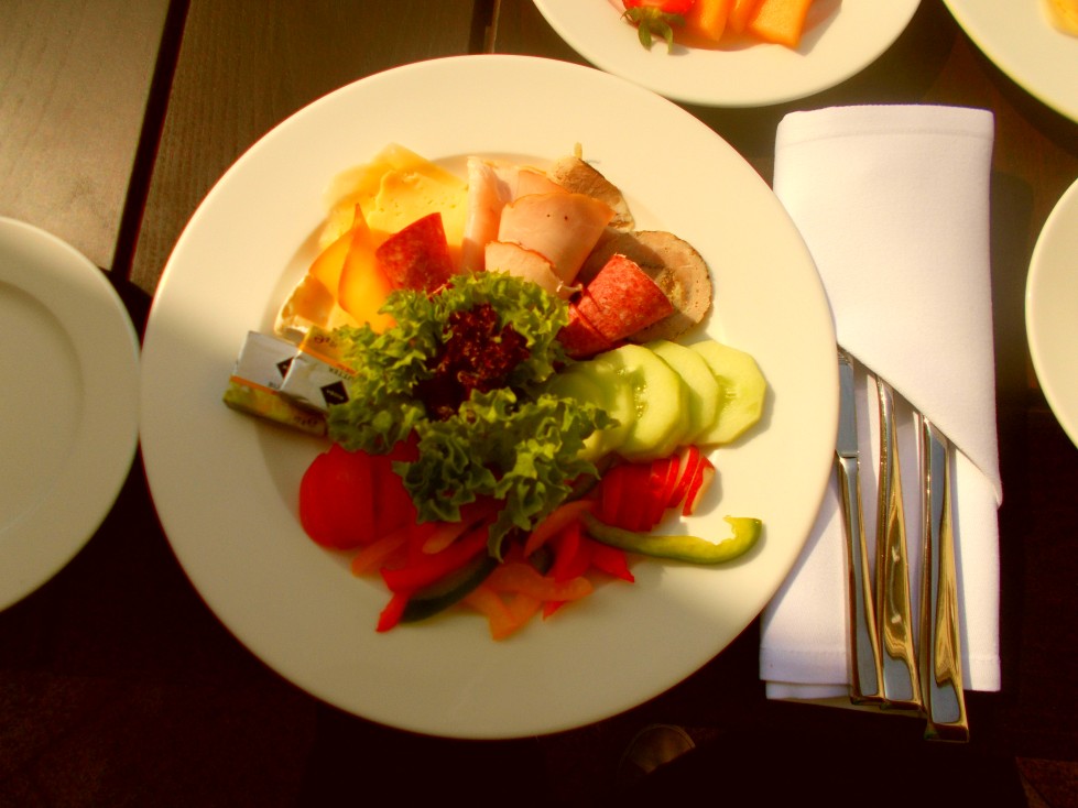 Talerz na śniadanie dosyć obfity w  Pałacu Alexandrinum **** zdj. Latek Hotels